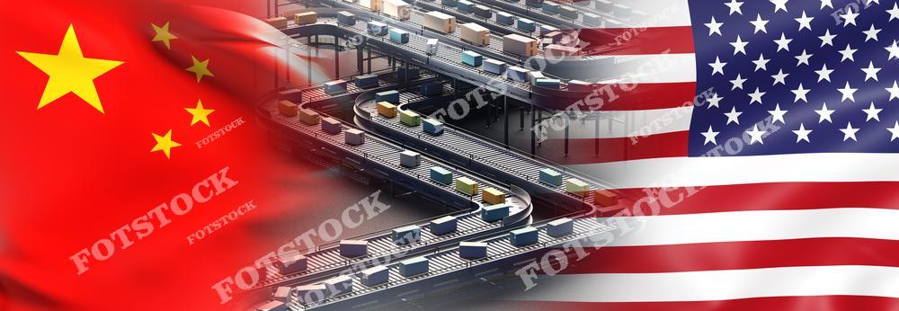 На изображении флаги Китая и США символизируют международное сотрудничество в торговле. На фоне изображены автоматизированные конвейеры с различными коробками, отражающие процессы распределения и логистики. Фотография подчеркивает взаимосвязь глобальных торговых отношений и технологий.